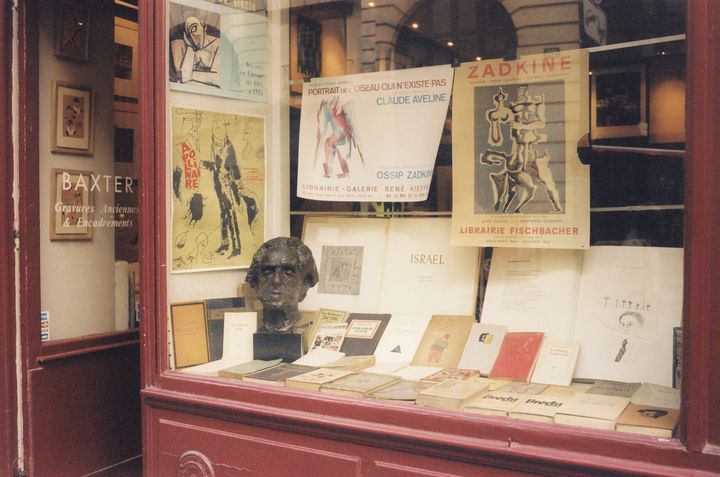 Reconstitution de la vitrine de la librairie Calligrammes des années 60, dans "Paris Calligrammes" de&nbsp;Ulrike Ottinger. (Copyright Ulrike Ottinger)