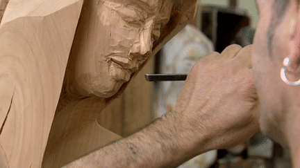 Henri-Patrick Stein en train de sculpter
 (France3/culturebox)