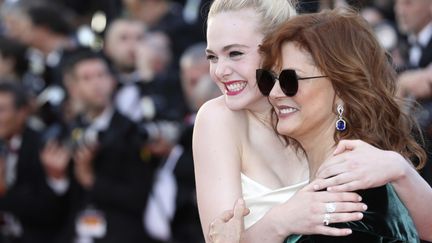 Elle Fanning (à gauche), présente à Cannes pour le film de Sofia Coppola "Les proies", et Susan Sarandon ont posé ensemble sur les marches.
 (Valéry Hache / AFP)