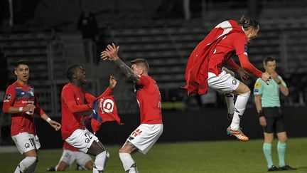 La joie des Lillois après leur titre de champion de France, le 23 mai 2021 à Angers. (LOIC VENANCE / AFP)