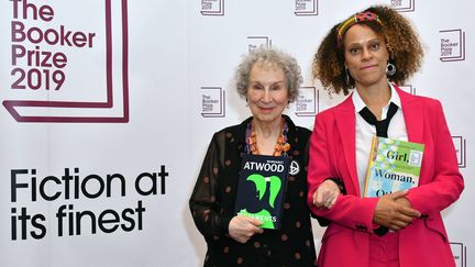 Margaret Atwood (à gauche) et Bernardine Evaristo (à droite) remportent le Booker Prize, le 14 octobre 2019 à Londres (NILS JORGENSEN/REX/SIPA / SHUTTERSTOCK)