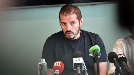 Jalil Narjissi, le père du rugbyman et international français U18 Medhi Narjissi, disparu en mer en Afrique du Sud, lors d'une conférence de presse le 27 août 2024. (MAXPPP)