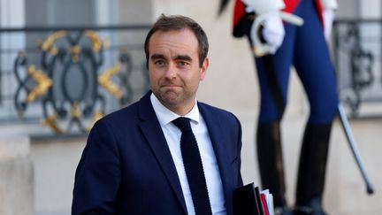 Le ministre des Outre-mer&nbsp;Sébastien Lecornu quitte le palais de l'Elysée à Paris, le 27 octobre 2021. (LUDOVIC MARIN / AFP)