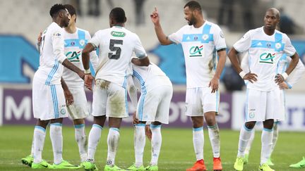 A l'image de Rod Fanni (à droite), la défense marseillaise semble toujours aussi hésitante après la défaite contre Monaco en 8e de finale de la Coupe de France hier soir au stade Vélodrome (3-4). (VALERY HACHE / AFP)