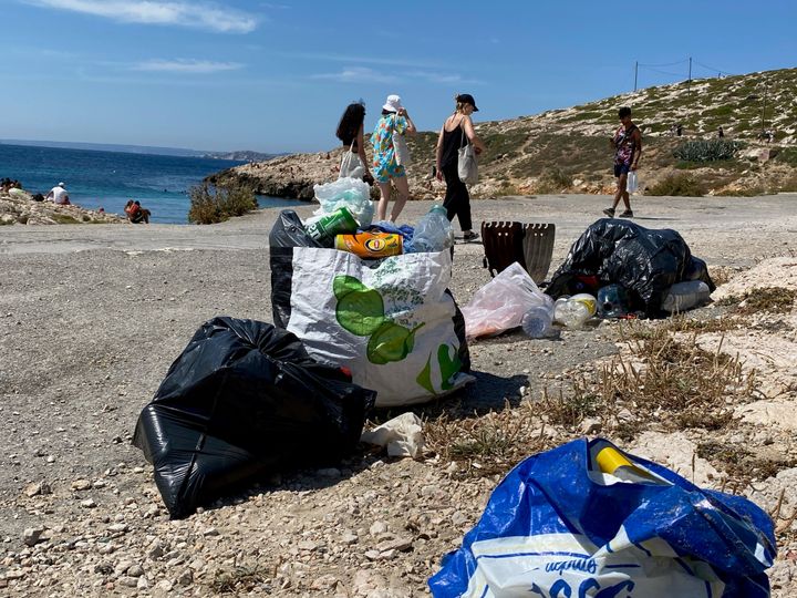 Des ordures jonchent le sol dans la calanque des Goudes.&nbsp; (BORIS LOUMAGNE / RADIOFRANCE)