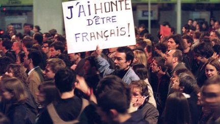 Spontan&eacute;ment, les rassemblements se poursuivent toute la nuit dans les grandes villes fran&ccedil;aises. Ils seront suivis de nombreuses manifestations entre les deux tours. (SICHOV / SIPA)