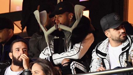 Neymar le 9 février 2019 dans les tribunes du Parc des Princes à Paris à l'occasion du match de Ligue 1 du PSG contre Bordeaaux. (FRANCK FIFE / AFP)