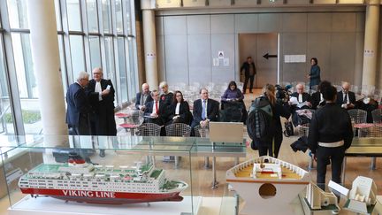 Des pièces à conviction pésentées dans la salle d'audience du palais de justice de Nanterre, le 12 avril 2019,&nbsp;au début du procès du naufrage de l'"Estonia". (JACQUES DEMARTHON / AFP)