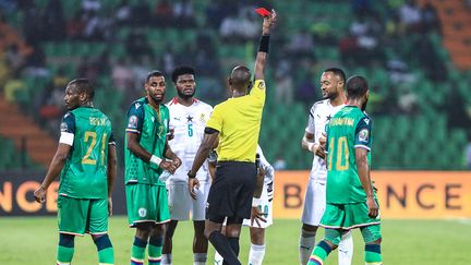 André Ayew (Ghana) a été expulsé lors de la défaite de son équipe face aux Comores, lors de la CAN 2022 le 18 janvier 2022. (DANIEL BELOUMOU OLOMO / AFP)