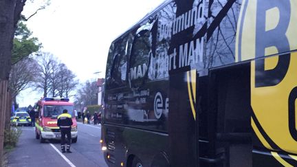 Le bus des joueurs du Borussia Dortmund a été victime de trois explosions, le 11 avril 2017, avant de recevoir Monaco en quart de finale de Ligue des Champions. (CARSTEN LINHOFF / DPA)