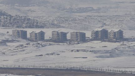 Le village de&nbsp;Gijungdong&nbsp;(Cor&eacute;e du Nord) sous la neige, photographi&eacute; depuis la Cor&eacute;e du Sud, le 6 f&eacute;vrier 2013. (LEE JAE WON / REUTERS)