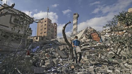 Un jeune Palestinien au milieu des décombres après un bombardement à Gaza, le 18 mai 2021. (MAHMUD HAMS / AFP)