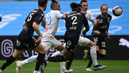 Les joueurs de l'OM ne parviennent pas à trouver l'ouverture (CHRISTOPHE SIMON / AFP)