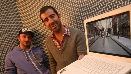 Greg Kozo (à gauche) et Pierre Mathieu (à droite) de Make the Girl Dance, en janvier 2010, au moment du succès de leur clip "Baby Baby Baby"
 (Olivier Corsan / PhotoPQR / Le Parisien / MAXPPP)