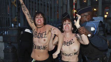 Cinq Femen ont été interpellées ce vendredi alors qu'elle manifestaient pour réclamer la libération de Jacqueline Sauvage. (JACQUES DEMARTHON / AFP)