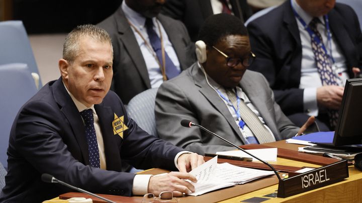 L'ambassadeur d'Israël à l'ONU Gilad Erdan porte une étoile jaune lors d'un Conseil de sécurité de l'organisation, le 30 octobre 2023, après les attaques du Hamas le 7 octobre. (MICHAEL M. SANTIAGO / GETTY IMAGES NORTH AMERICA / AFP)