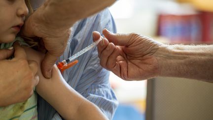 Un enfant se fait vaccinerà Needham (Etats-Unis). (JOSEPH PREZIOSO / AFP)
