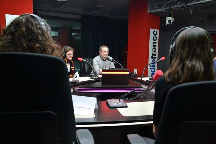 Un journaliste spécialiste des questions de transport répond aux questions de quatre collégiens, journalistes d'un jour au micro de franceinfo junior. (ESTELLE FAURE / FRANCEINFO - RADIOFRANCE)