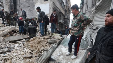 Les secours sont à pied d'œuvre à Alep en Syrie pour sauver les victimes coincées sous les décombres. (LOUAI BESHARA / AFP)