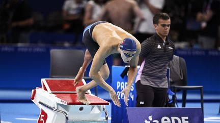 Le Français Ugo Didier au départ de la finale du 400 m nage libre (S9), lors des Jeux paralympiques, le 29 août 2024 dans le bassin de Paris La Défense Arena. (HERVIO JEAN-MARIE / AFP)