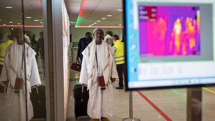 Les personnes en provenance d'Italie sont scannées à leur arrivée à l'aéroport international de Casablanca. Les cas présumés de Covid-19 peuvent être repérés par les couleurs qui s'affichent sur l'écran. Le 3 mars 2020. (FADEL SENNA / AFP)