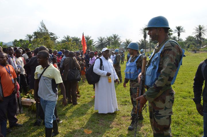 Le père Arsène, les groupes armés et les Casques bleus de la Monusco à Walikalé, au Nord-Kivu, en novembre 2015. (Caritas)