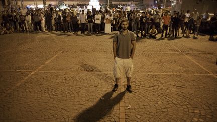 Le chor&eacute;graphe Erdem Gunduz s'est tenu&nbsp;debout plusieurs heures dans la nuit du lundi 17 au mardi 18 juin 2013, place Taksim&nbsp;&agrave; Istanbul (Turquie). (MARCO LONGARI / AFP)