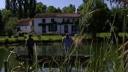 La maison aux volets bleus du marais poitevin à vendre