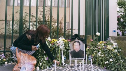 Une femme se recueille sur les lieux où Zhang Chaolin, un couturier chinois, a été mortellement agressé, le 14 août 2016 à Aubervilliers (Seine-Saint-Denis). (DENIS MEYER / HANS LUCAS / AFP)