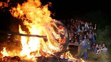 &nbsp; (Par endroit (ici en Lorraine, à Sierck-les-Bains), on célèbre encore la St-Jean en organisant de grands feux de joie © MaxPPP)