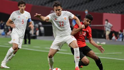 L'Espagnol Eric Garcia au duel avec l'Egyptien Ibrahim Adel lors du match Egypte - Espagne à Sapporo, le 22 juillet 2021. (ASANO IKKO / AFP)