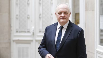 Le souverainiste François Asselineau, candidat à l'élection présidentielle sous la bannière de l'UPR, pose à Paris, le 10 mars 2017, après l'annonce de l'obtention de ses 500 parrainages. (GEOFFROY VAN DER HASSELT / AFP)