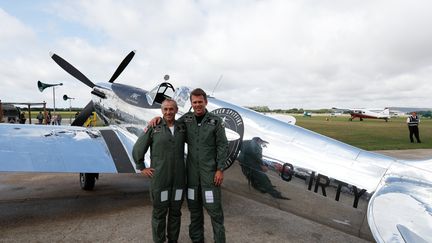 Les aviateurs britanniques&nbsp;Steve Brooks (à g.) et Matt Jones (à dr.) devant le Silver Spitfire avant son décollage à Chichester, dans le sud de l'Angleterre (Royaume-Uni), le 5 août 2019.&nbsp; (ADRIAN DENNIS / AFP)