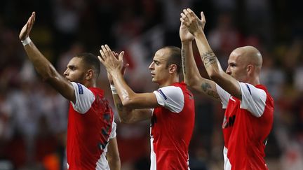 Les Mon&eacute;gasques&nbsp;Layvin Kurzawa,&nbsp;Dimitar Berbatov&nbsp;et Andrea Raggi saluent le public apr&egrave;s leur victoire 1 &agrave; 0 contre Leverkusen. (VALERY HACHE / AFP)