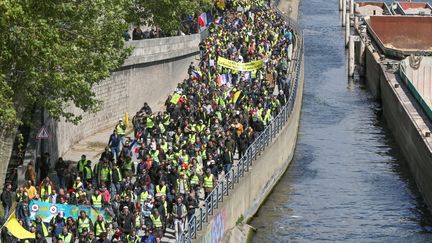 Un cortège de Gilets jaunes à Paris, lors du 24e samedi de mobilisation, le 27 avril 2019 (MICHEL STOUPAK / NURPHOTO)