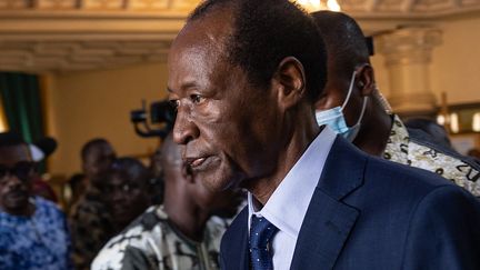 L'ancien président du Burkina Faso, Blaise Compaoré, quitte le palais présidentiel de Ouagadougou, le 8 juillet 2022, après un sommet des anciens présidents avec le nouvel homme fort du pays, le lieutenant-colonel Paul-Henri Sandaogo Damiba. (OLYMPIA DE MAISMONT / AFP)