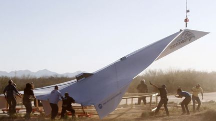 Lancement d'un avion en papier de pr&egrave;s de 150 m&egrave;tres de long &agrave; Eloy&nbsp;(Arizona), le 21 mars 2012. (JOSHUA LOTT / REUTERS)