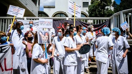 Une manifestation de soignants, le 21 mai 2020, devant l'hôpital&nbsp;Robert-Debré, à Paris. (SAMUEL BOIVIN / NURPHOTO)