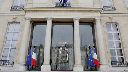 Les drapeaux sont en berne, deuil national de 3 jours, ici à l'Elysée. (REUTERS)