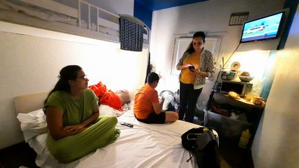 Racha, 15 ans, vit dans la chambre d'un hôtel social de Vitry-sur-Seine, avec sa mère et son petit frère, depuis deux ans. (AGATHE MAHUET / RADIOFRANCE)