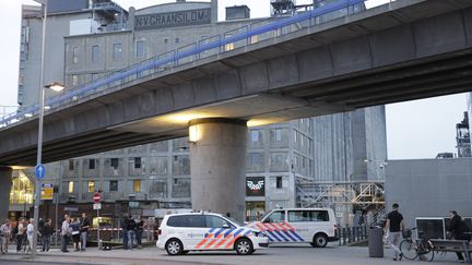 Après une alerte "en lien avec une menace terroriste", des policiers ont été déployés près du Maassilo, une salle de concert de Rotterdam (Pays-Bas), mercredi 23 août 2017. (ARIE KIEVIT / ANP / AFP)