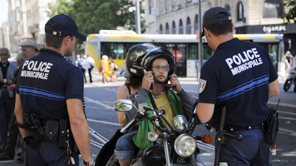 La police municipale de Marseille sera bient&ocirc;t &eacute;quip&eacute;e de flash-balls et de Taser. (ANNE-CHRISTINE POUJOULAT / AFP)