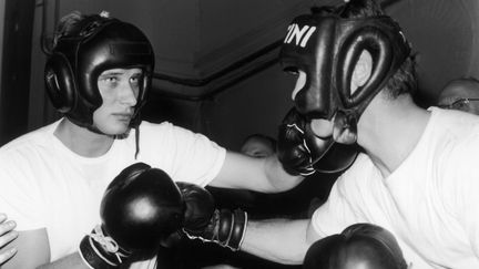 Le chanteur affronte le boxeur Fabio Bettini devant les caméras, le 22 juin 1967. (KEYSTONE-FRANCE / GAMMA-KEYSTONE / GETTY IMAGES)