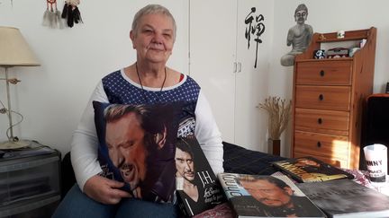 Nelly, 67 ans, fan de Johnny, chez elle à Saint-Denis en décembre 2018. (BENJAMIN ILLY / FRANCE-INFO)