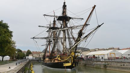 La r&eacute;plique de "L'Hermione" quitte Rochefort (Charente-Maritime), dimanche 7 septembre 2014. (XAVIER LEOTY / AFP)