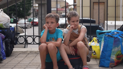 Alors que l'est de l'Ukraine est au centre des combats, les troupes du Kremlin sont aux portes de la ville stratégique de Pokrovsk. Les habitants tentent de fuir et les adieux sont déchirants avec ceux qui restent.