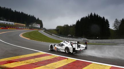 Porsche 919 Hybrid N.14 dans le raidillon de l'eau rouge à Spa