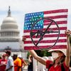 Une manifestante brandit une pancarte lors d'un rassemblement en faveur d'un meilleur contrôle des armes à feu aux Etats-Unis, le 8 juin 2022 à Washington. (ALLISON BAILEY / NURPHOTO)