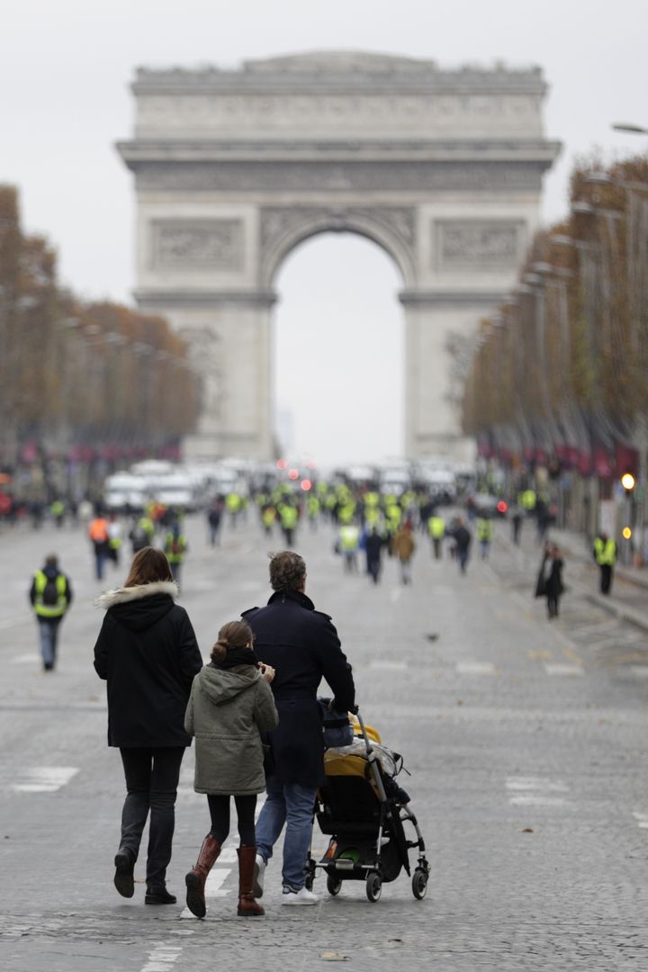 Des passants se promènent sur les Champs-Elysées, en marge de la mobilisation des "gilets jaunes", le 1er décembre 2018. (GEOFFROY VAN DER HASSELT / AFP)