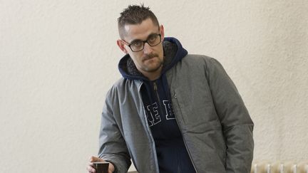 Nicolas Chafoulais lors du procès en appel de la mère de sa fille Fiona, Cécile Bourgeon, devant la cour d'assises de la Haute-Loire, en février 2018. (THIERRY ZOCCOLAN / AFP)